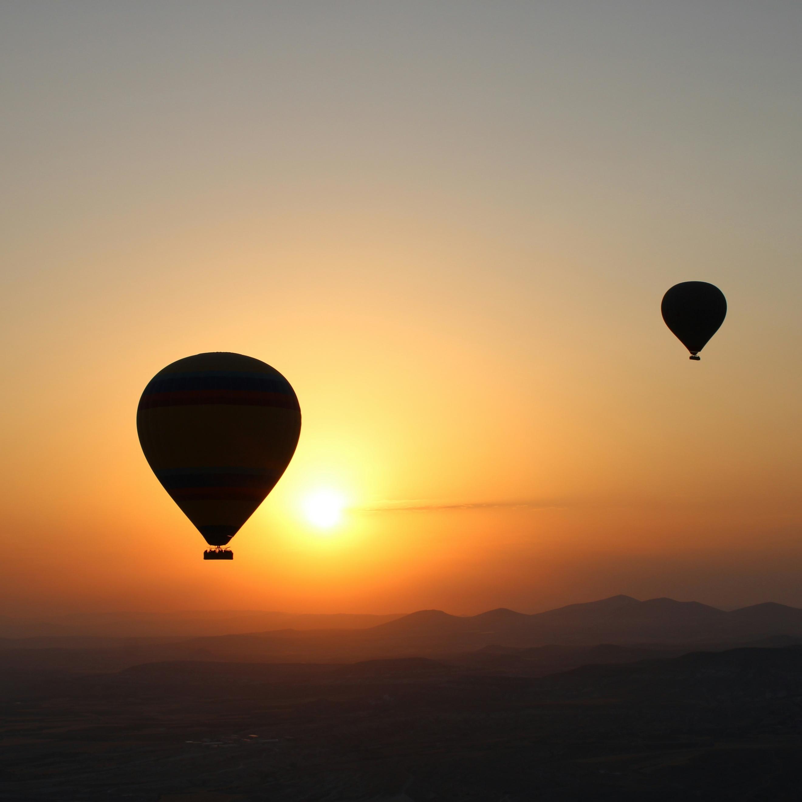 Auf der Reise (c) Irem Gursacli in unsplash.com Zwei Ballons fliegen in den Sonnenuntergang