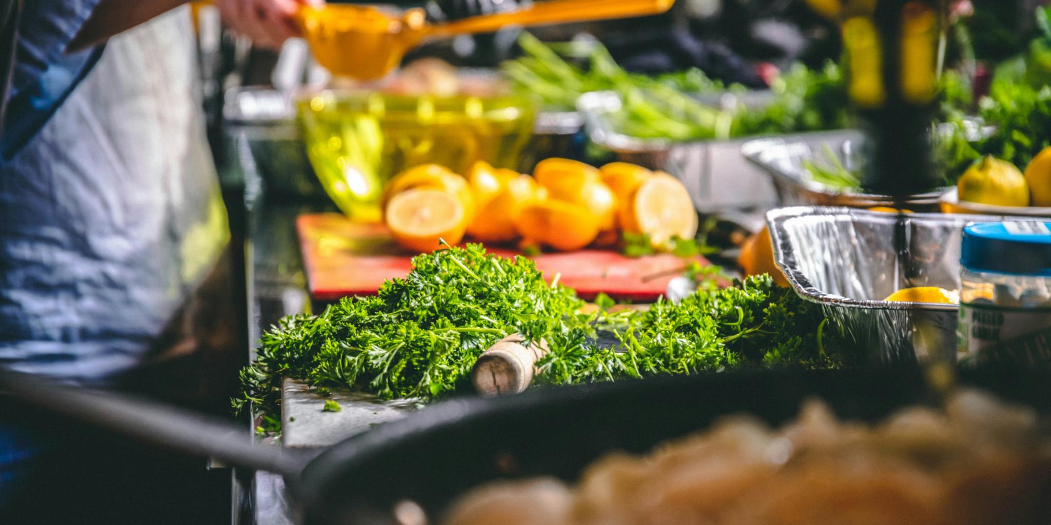 verschiedene Essenbeilagen auf einem Tisch in verschiedenen Behältnissen