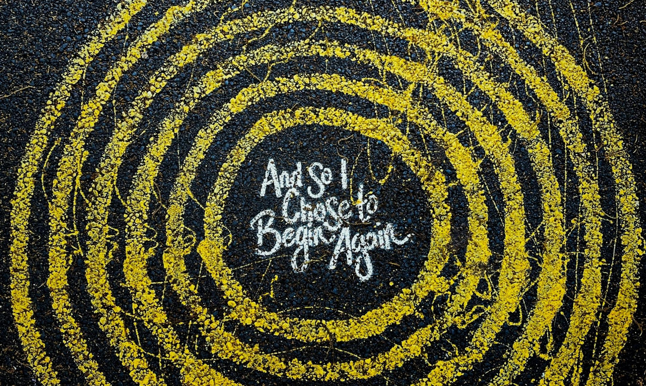Auf dem Boden gelebe Kreise von, Innenen ein Schriftzug 'And I Chose just beginn again'