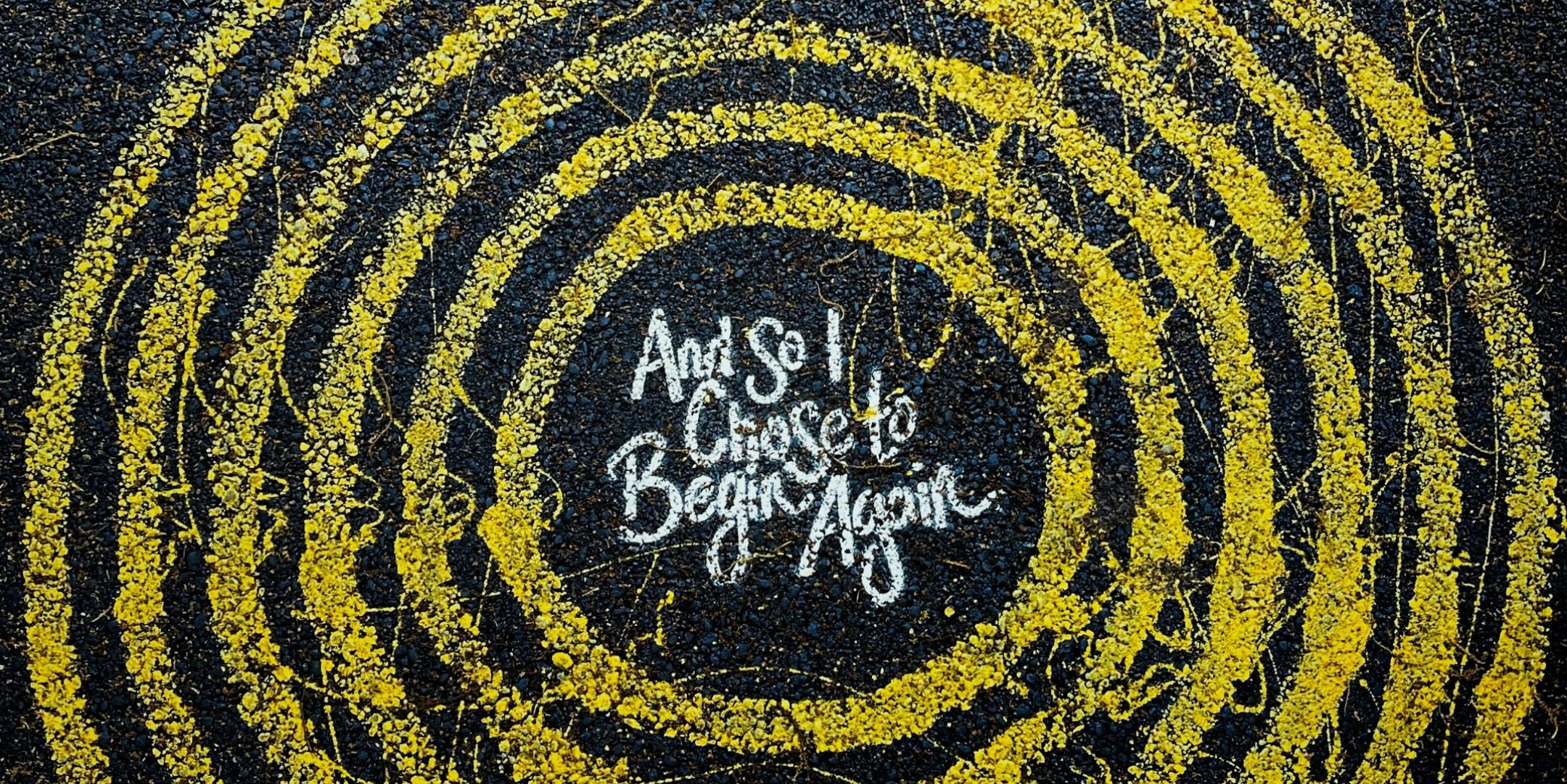 Auf dem Boden gelebe Kreise von, Innenen ein Schriftzug 'And I Chose just beginn again'