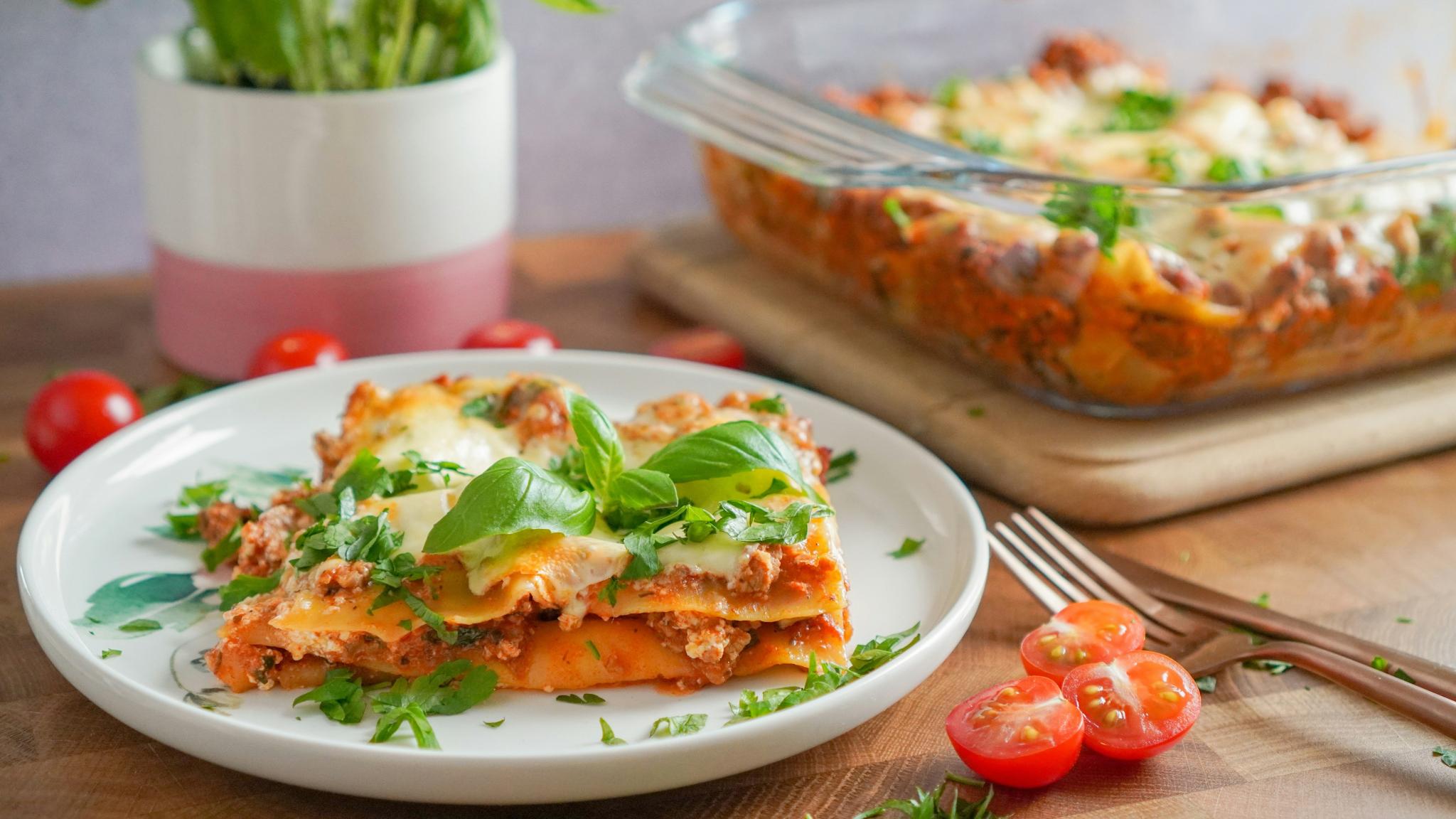 Ein Teller mit Lasagne