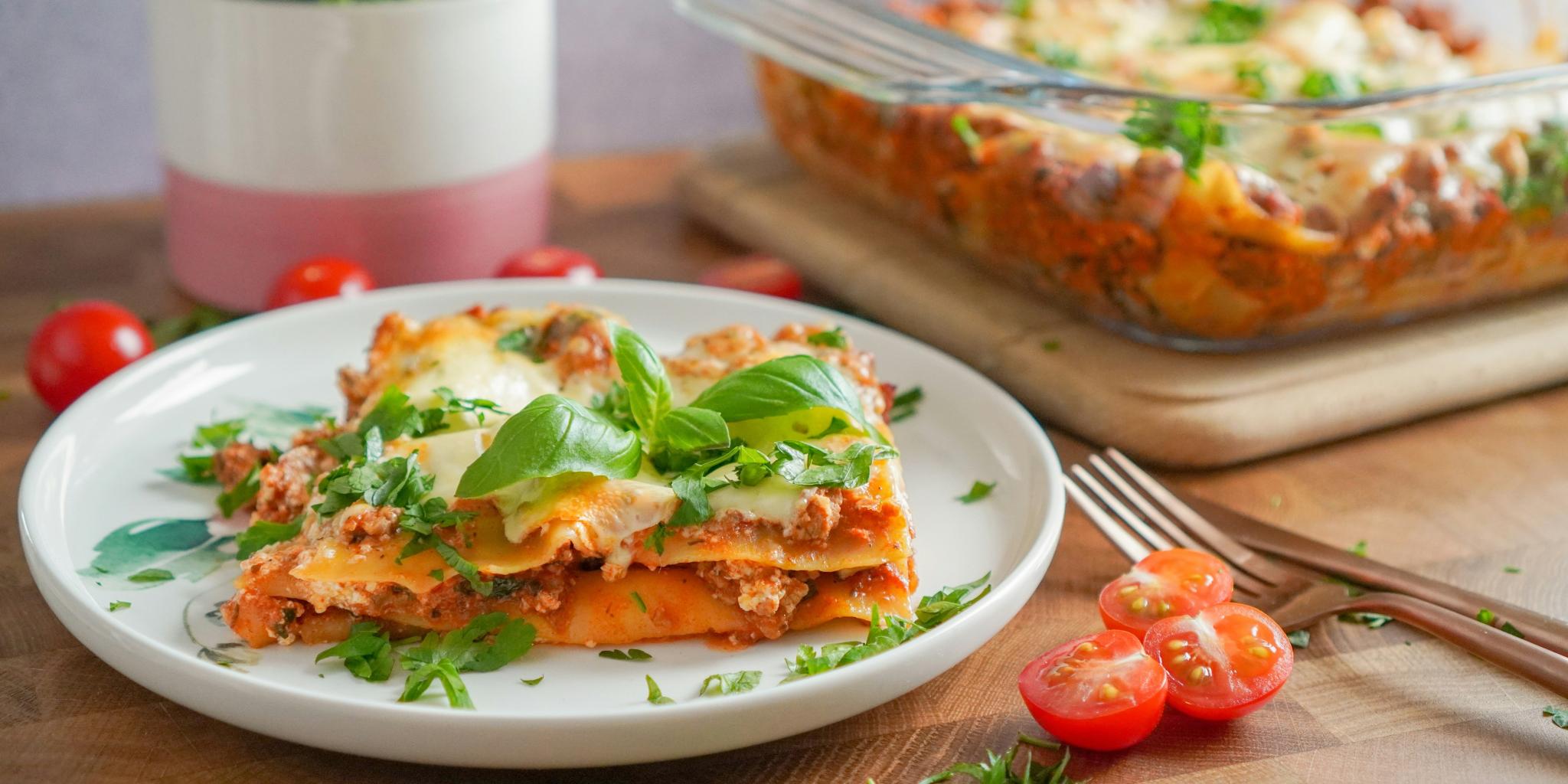 Ein Teller mit Lasagne