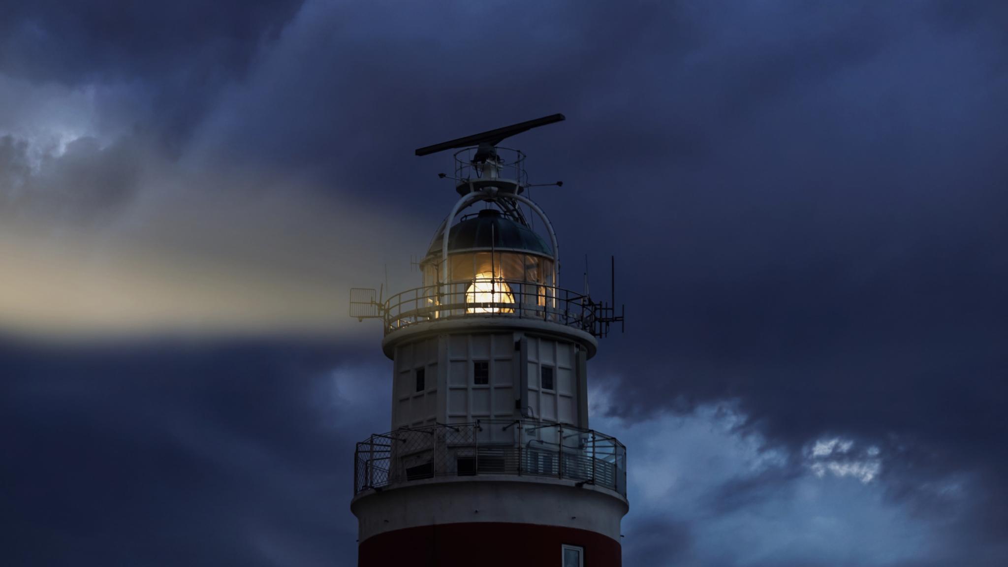 Ein Leuchtturm leuchtet in die Dunkelheit