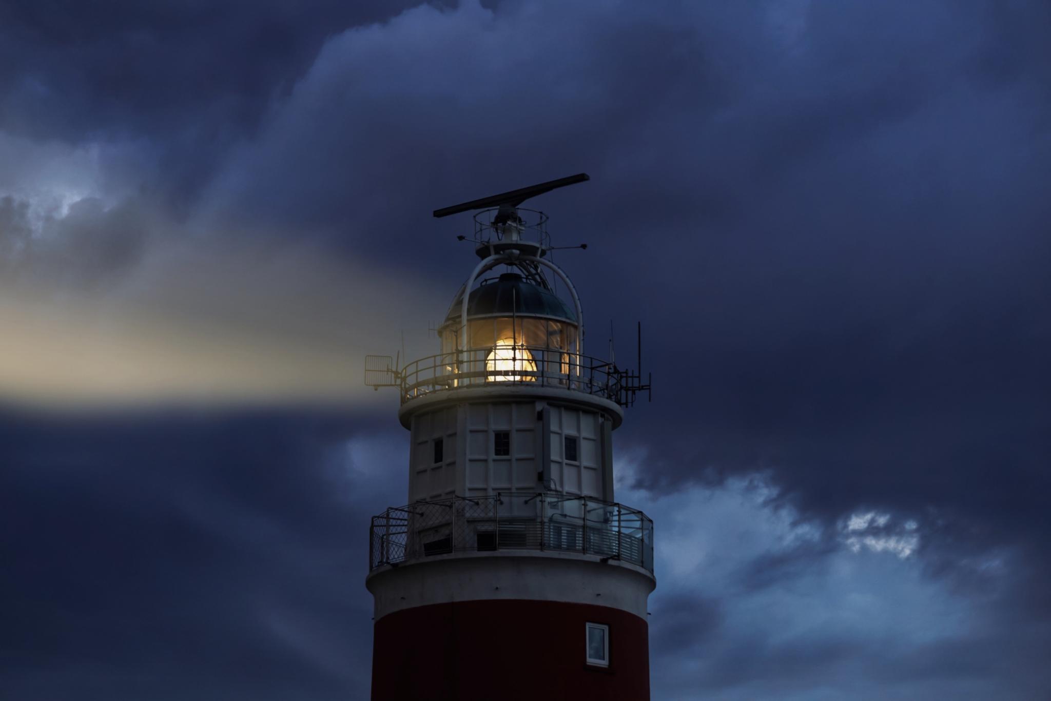 Ein Leuchtturm leuchtet in die Dunkelheit