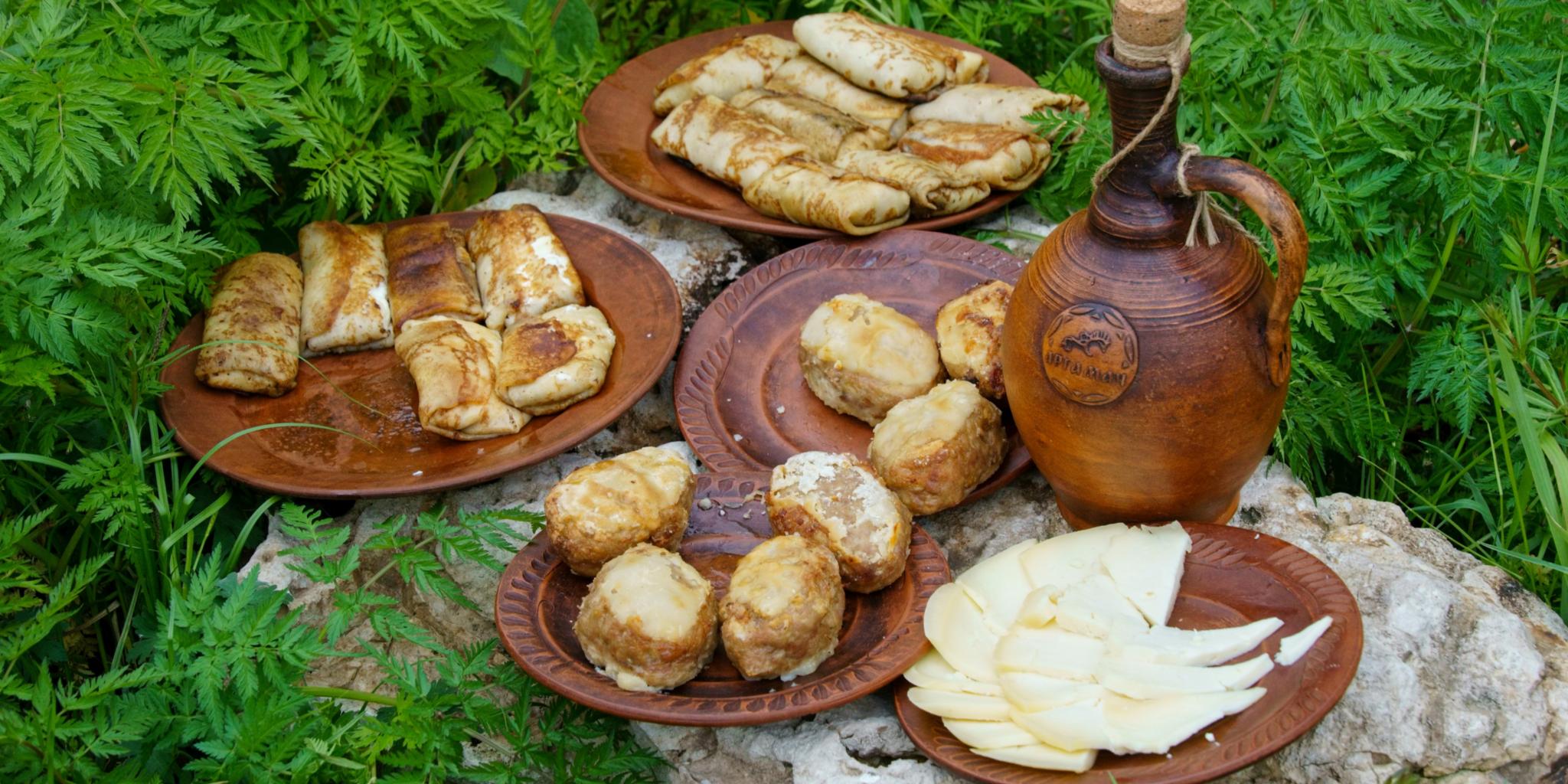 Ein Tisch mit Speisen aus der Ukraine in Körben