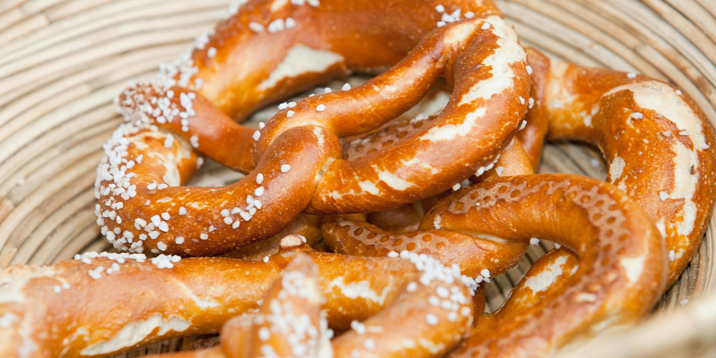 Auf einem Teller Bretzel