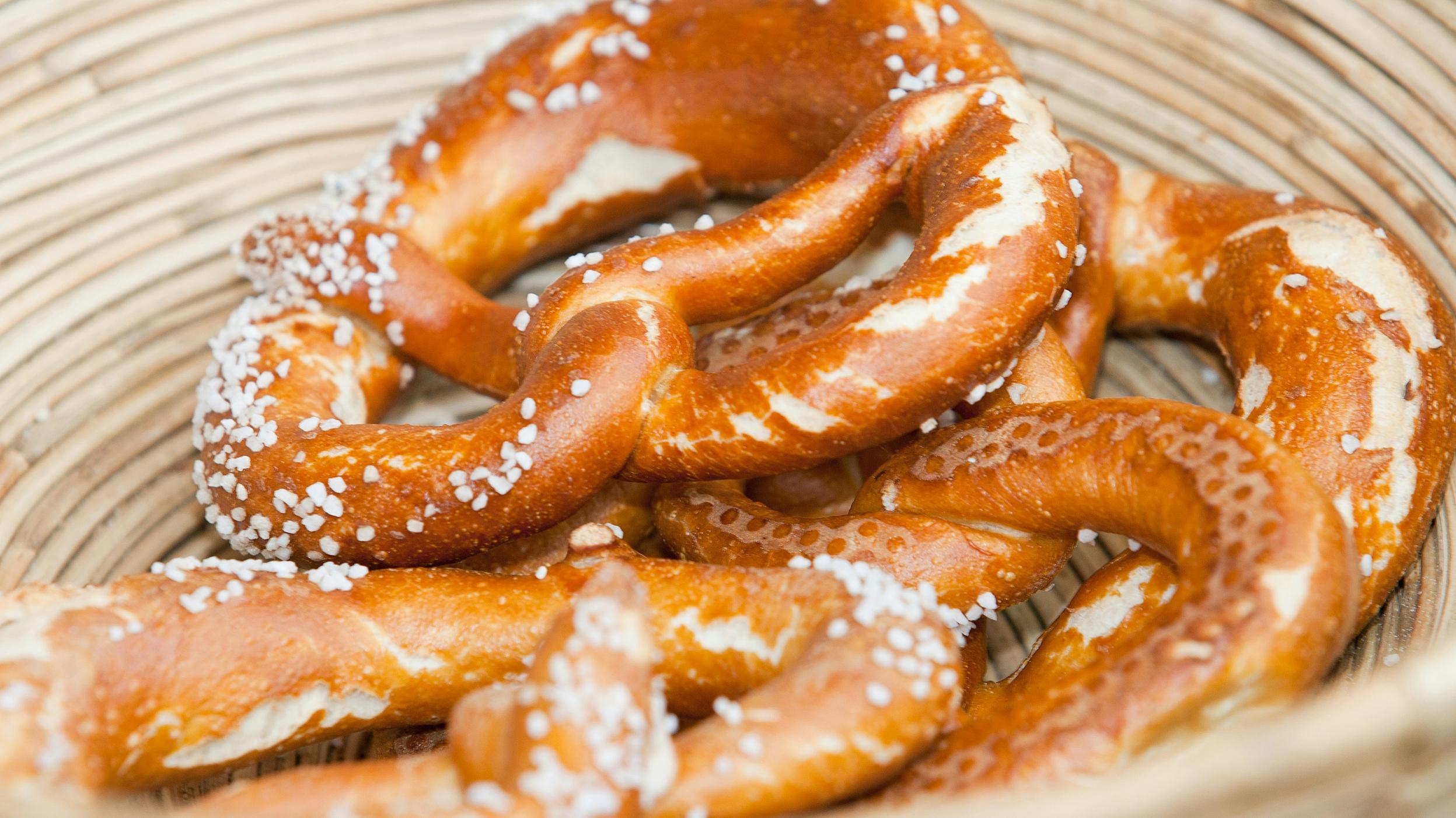 Auf einem Teller Bretzel