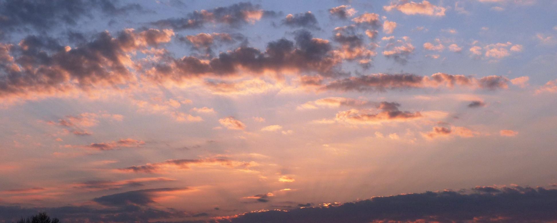 Sonnenaufgang mit Wolken, die hell angestrahlt werden