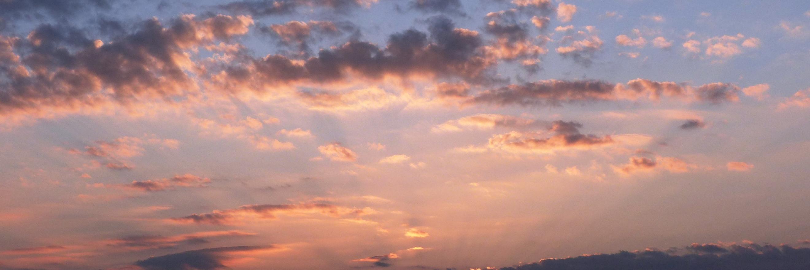 Sonnenaufgang mit Wolken, die hell angestrahlt werden