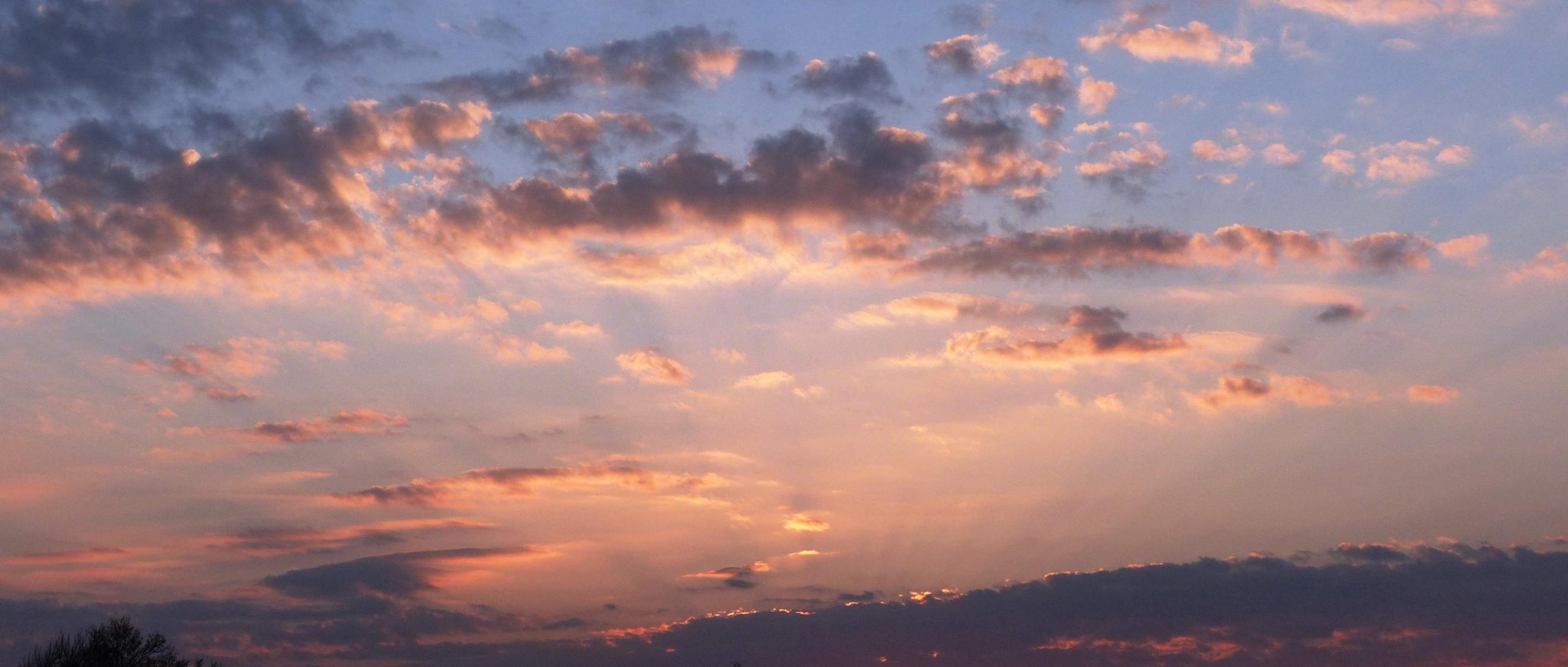 Licht im Dunkel (c) wunnibald Woerle bei Pfarrbriefservice.de Sonnenaufgang mit Wolken, die hell angestrahlt werden