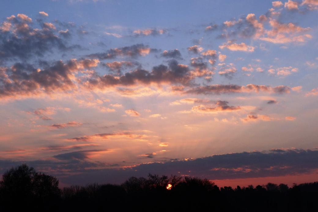 Sonnenaufgang mit Wolken, die hell angestrahlt werden