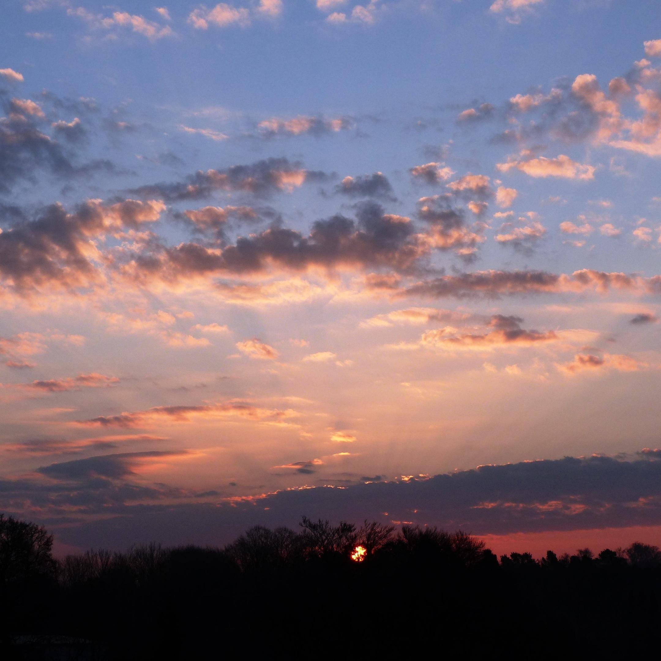 Sonnenaufgang mit Wolken, die hell angestrahlt werden