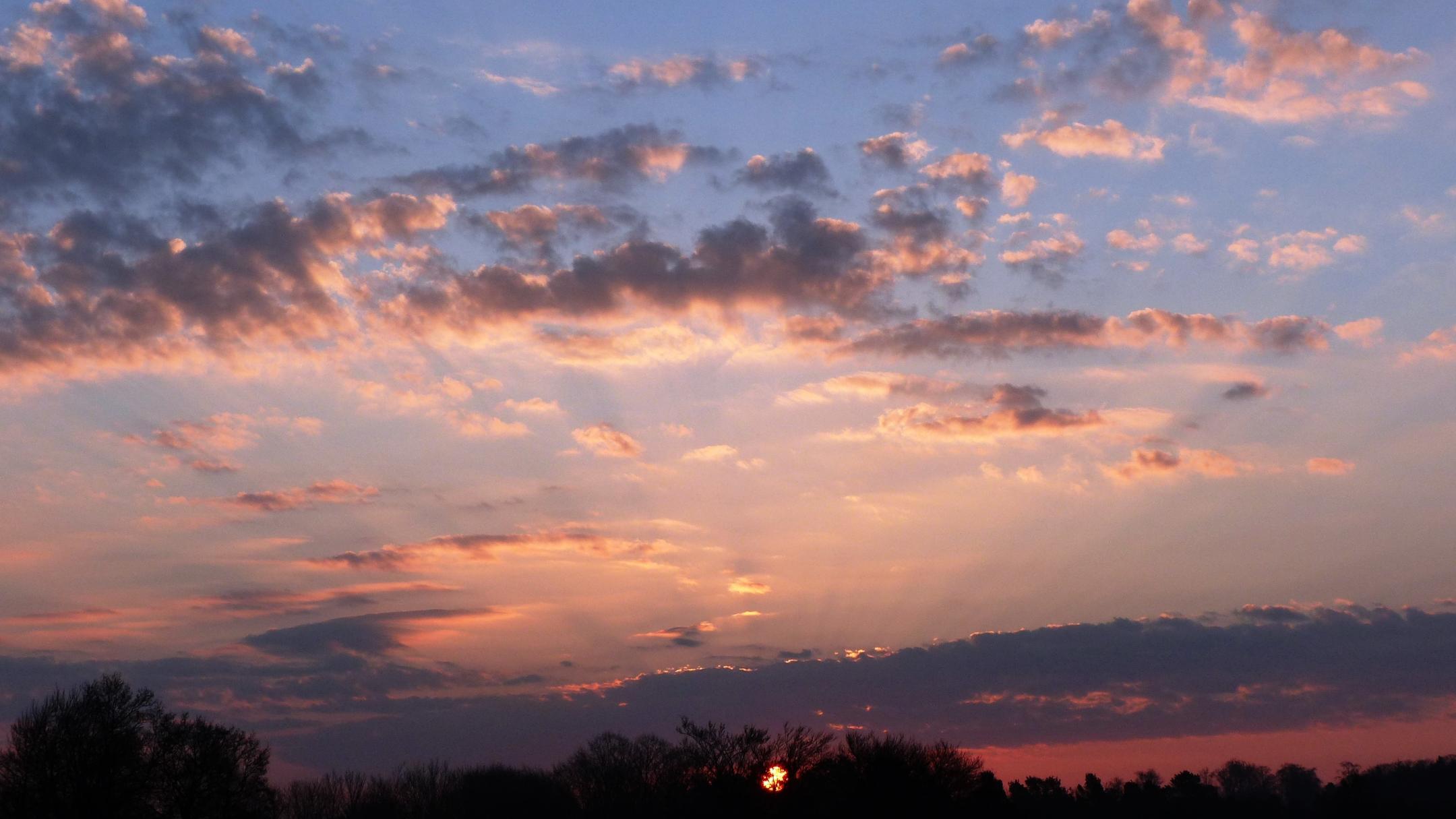 Sonnenaufgang mit Wolken, die hell angestrahlt werden