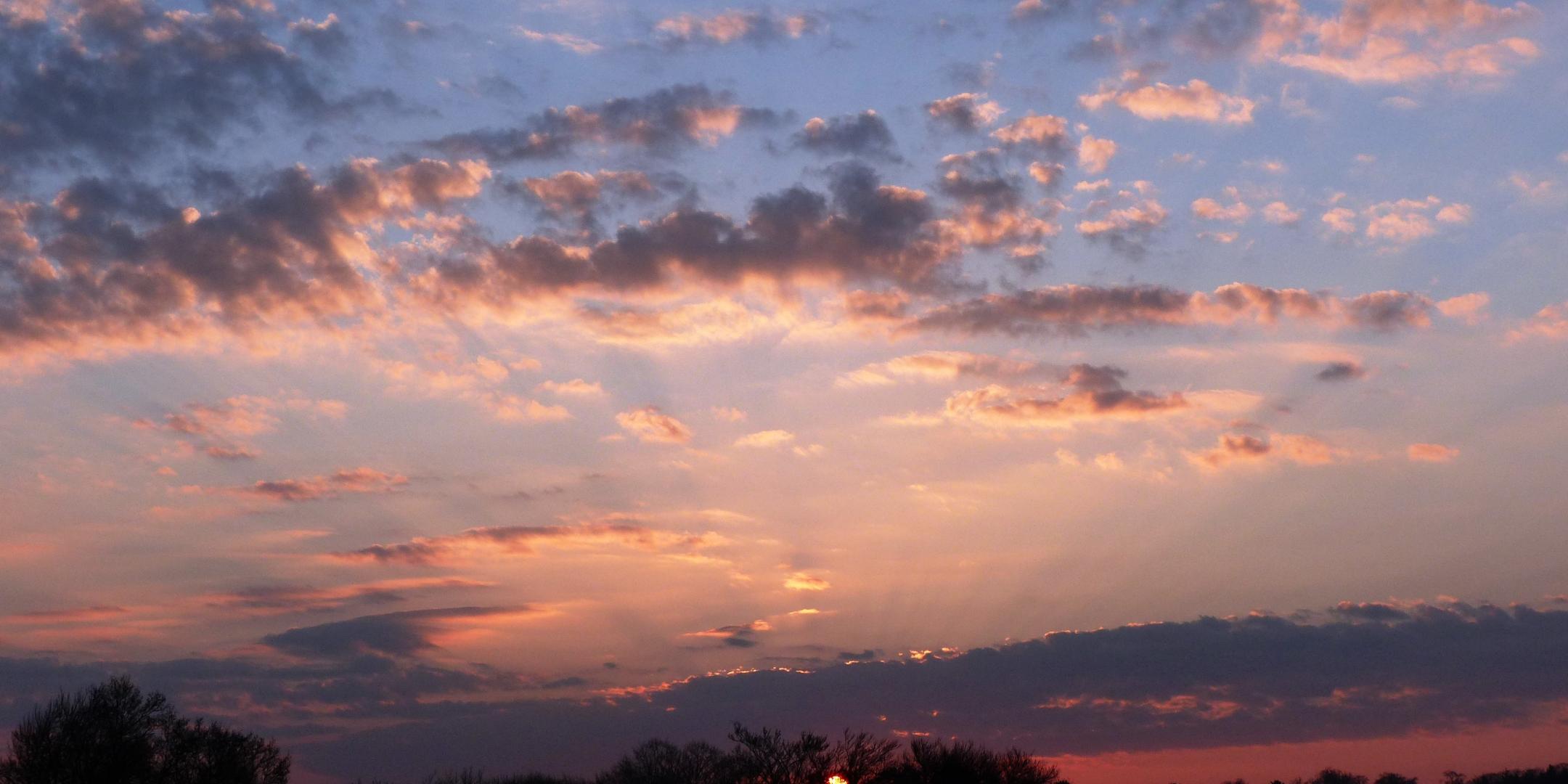 p1370149_by_wunibald_woerle_pfarrbriefservice Sonnenaufgang mit Wolken, die hell angestrahlt werden
