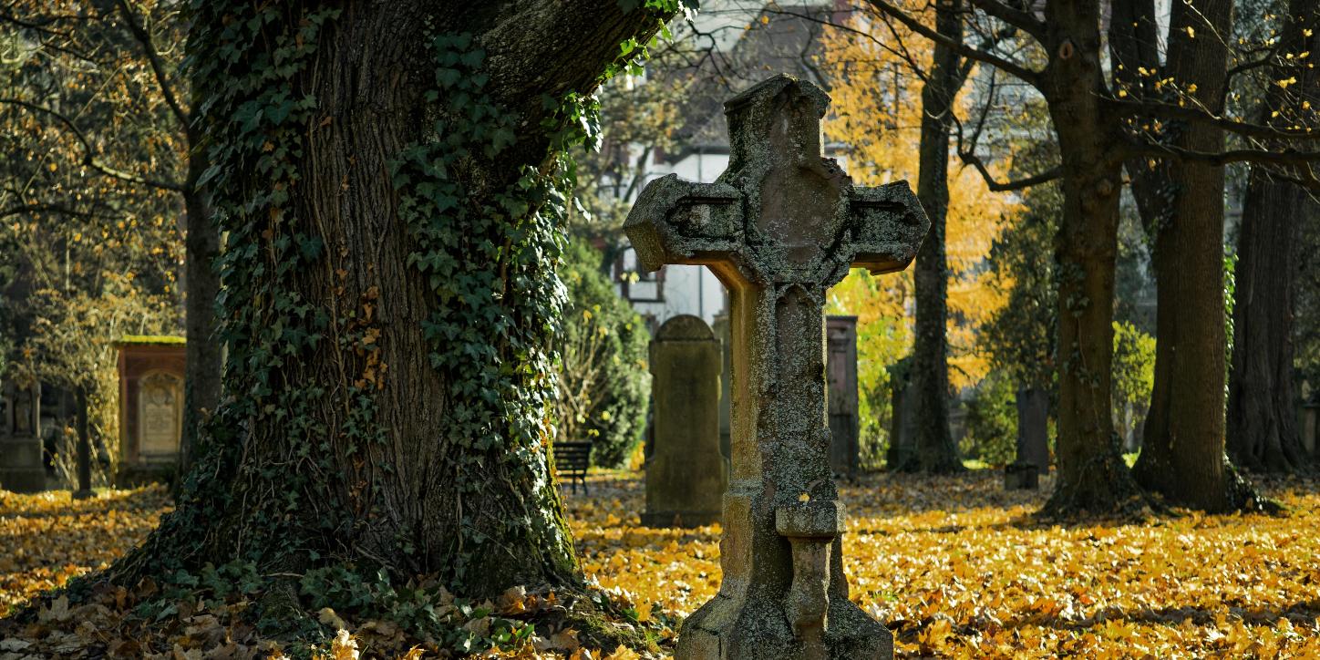Ein Friedhof in herbstlicher Stimmung