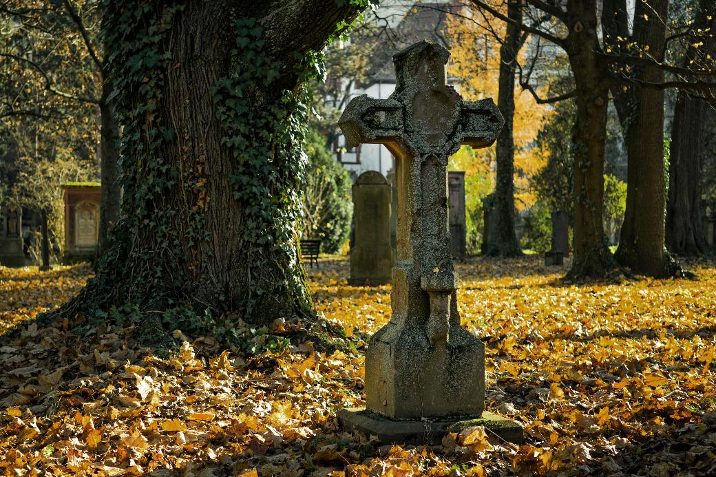 Ein Friedhof in herbstlicher Stimmung
