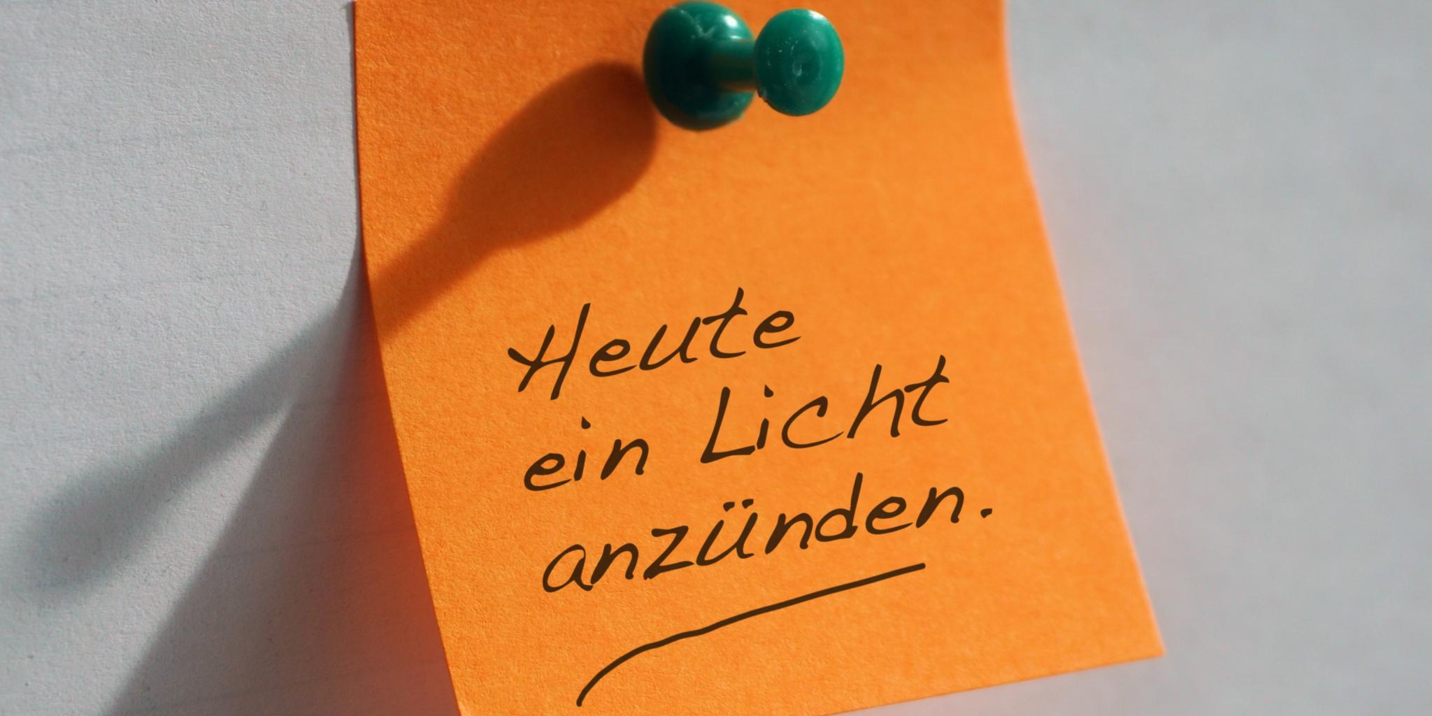Ein Postit mit der Aufschrift 'Heute ein Licht anzünden'