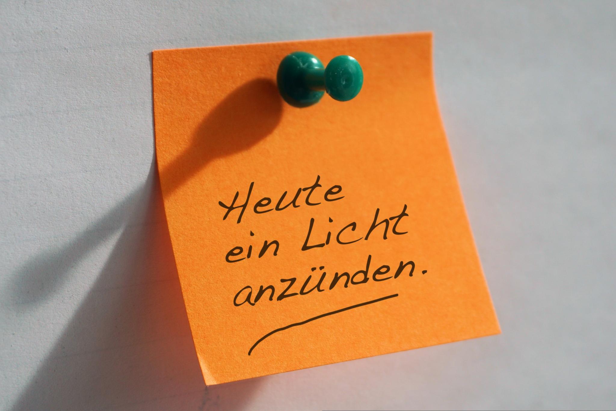 Ein Postit mit der Aufschrift 'Heute ein Licht anzünden'