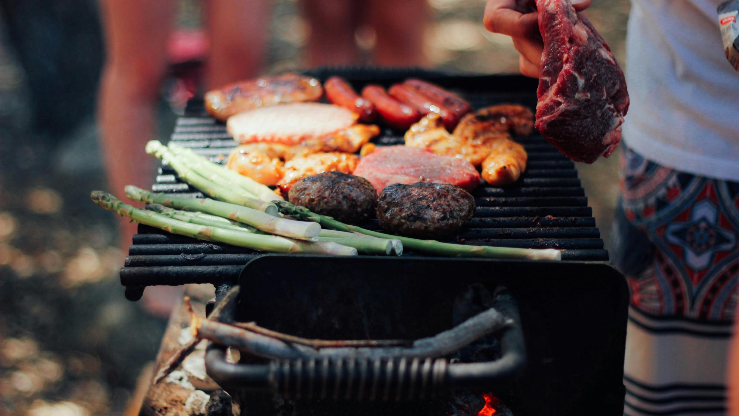 auf einem Grill verschiedenen Grillzutaten