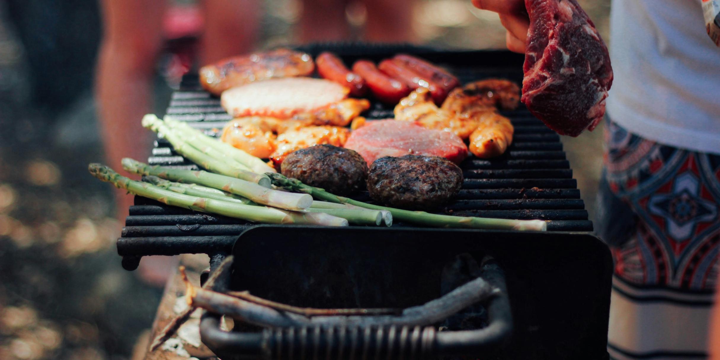 auf einem Grill verschiedenen Grillzutaten